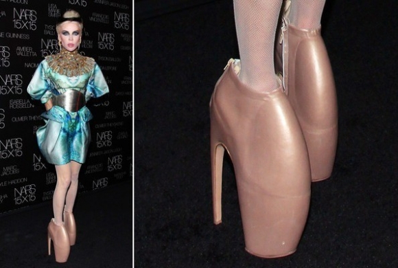 Đôi giày của người máu liều. Cô ca sĩ 'quái chiêu' Lady Gaga luôn gắn liền với những đôi giày không giống ai, kể cả khi đi dạo phố.